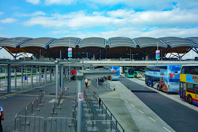 ４年前に来た時には、無かったバスターミナルです。海上橋の駅になっています。ここまで来ないとマカオ行きのバスに乗れないのか、と計画が揺れ動き始めました。<br />後で判ったことですが、九龍からも直通バスが出ていることを知りました。<br />バスの中からスナップです。