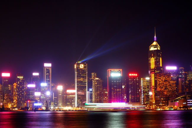 ホテルの前から、ビクトリアハーバーが見渡せます。４年前に比べると明かりの数が少なくなったような気がしましたが、私の勘違いでしょうか。