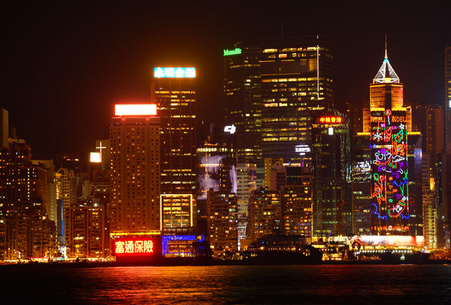 望遠レンズで少し大きめに撮影です。やはり、依然と比べるとビルの窓にも演出が少なくなったように見えます。