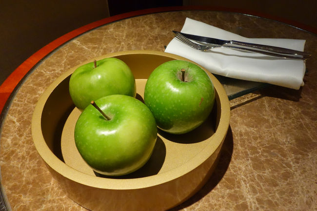 部屋に入るとテーブルにリンゴが置いてありました。荷物を解いてから頂いたのですが、普段美味しいリンゴを頂いている我々としては、食べられる代物ではありませんでした。