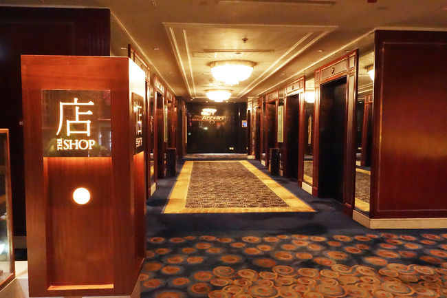 レストランの前には高級ショップがあります。目の保養には十分です。