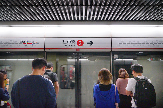 地下鉄のホームです。日本同様に乗者用のラインがひいてありました。これも進歩でしょうか。