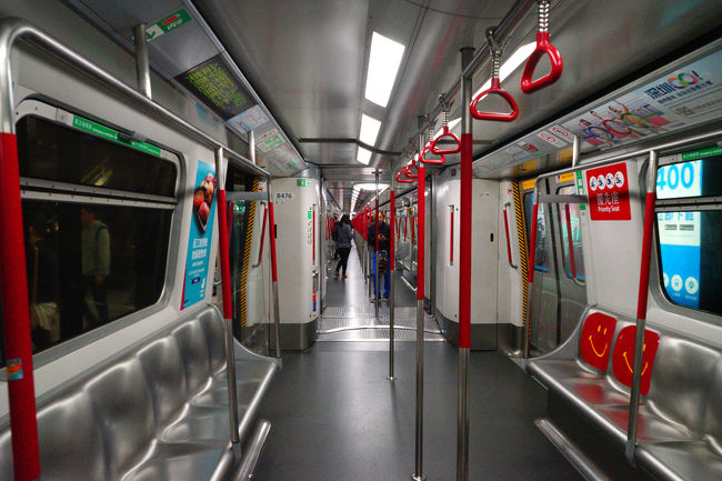 地下鉄車内です。シートはアルミ製、座り心地は極めて悪いです。乗客が全員下りたところを狙って撮影です。