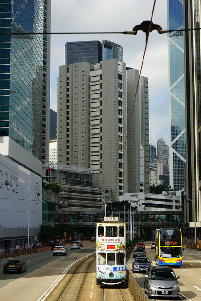 毎回のことですが、トラムに乗って端から端まで往復することにしています。街を見るには２階に陣取って眺めるのが一番です。オクトパス（シニア）を利用すると2.3HK$が1.1HK$約15円で乗車することが出来ます。距離に関係ありません。