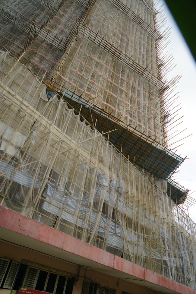 香港、中国独特の「竹」の足場です。高層ビルでもこの方式は変わりがありません。<br />作業員は慣れていて不安を感じないのでしょうね。