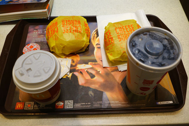 こちらも外れの少ない「チーズバーガ―＄コーク」、妻は、チーズバーガー＆ブラックティー」。チーズバーガー１１HK$、ティー１１．５HK$、コーク１１HK$。国際間の物価水準を比べる指数として購買力平価があります。全世界で販売されている同種の商品の価格を比べて、物価水準を調べる方法だが、チーズバーガーを比較すると、日本では１３０円、香港では１５４円。物価が高いと判断されるが果たして。