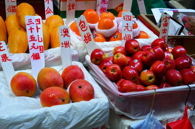 果物店の店先、リンゴは日本産が多いですね。赤いリンゴは日本産と思って良さそうです。値段も良いですが。