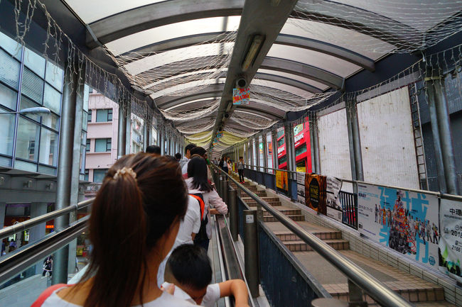 中環駅を降りて少し歩くと「ヒルサイドエスカレーター」を利用できます。坂を上るように２３基繋がっているようです最後まで利用したことが無く、数えたことがありません．「ハリウッド・ロード」の壁画が見たくて行ったのですが、探し出せません。通りすがりの欧米風のご婦人に問いかけました。すると「案内するわ」とのこと、道中５分位会話を楽しみました。どこから「日本の那須高原です」「知っているわ、行ったこともあるわよ」と。横浜に５年間在住していたとか。最後に「日本に帰りたいわ」と嬉しい一言。