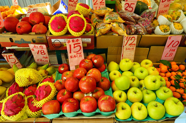 ハリウッドロード近くの果物店、ここにもリンゴは日本産がずらりと並んでいました。日本産を食べると、地元の人は日本産以外のリンゴには手が出ないのでは。