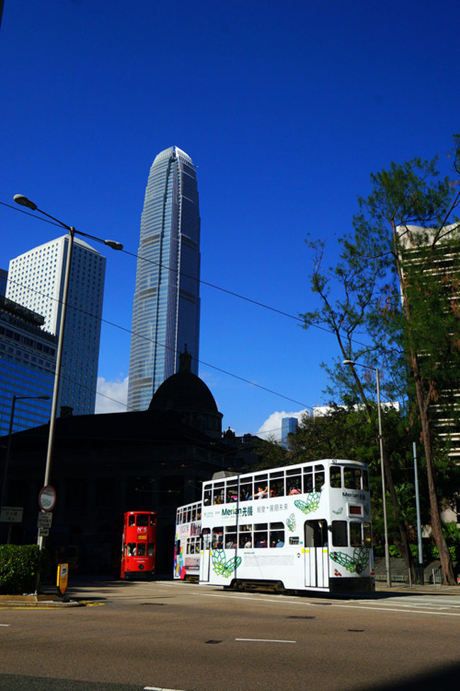 ビクトリア・ピークに行くためピークトラム駅を探してうろうろ。行き交う人を捕まえては「駅はどこ？」と尋ねるも「知りません」とつれない返事。止む無く銀行の受付へ厚かましく入館。「この建物の裏側ですよ、エスカレーターで上がって下さい」と建物の中のエスカレーターを進められた。ところが、ピークトラムの駅に着いて唖然、長蛇の列です。諦めて天后へ地下鉄で移動です。