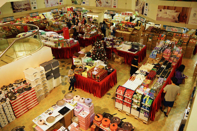 ホテルの隣にあった百貨店の地下食品売り場を１階フロア観たところです。土産探しにうろうろしていると「あらっ、日本の方と会ったわ」と日本人ご夫妻の声。「いろいろと土産店へ行ったけどここが一番安いわよ」と有力情報をGETです。