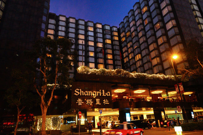 ホテルの夜の顔です。我々は、５階の部屋でした。