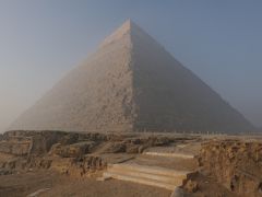 最初にクフ王のピラミッドとカフラー王のピラミッドの間にある駐車場で停車。

こちらはカフラー王のピラミッド。
現在の高さ136.4m、1辺の長さ215m、傾斜角53.1度。
完成時の高さは143.5mあったという。

クフ王のピラミッド。
現在の高さ138.7m、1辺の長さ230m、傾斜角51.5度。
完成時の高さは146.6mあったという。

クフ王のピラミッドの方がわずかに大きく、世界一のピラミッドとなっている。

ただ、間に立つと大きさの違いは感じられず、保存状態はカフラー王のピラミッドの方が良いともいわれる。