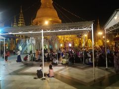 さすが、ミャンマーの方に取っては重要な聖地とされるようで、凄い人出。日本の初詣並でした。 老若男女が参拝して、寛いでいます。