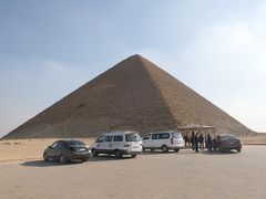13：00過ぎにダハシュールに到着。

ダハシュールの入場料は60EP、その他車の入場料が5か10EPだった。

まずは、赤のピラミッドを見学する。

高さ105m、1辺の長さ220m、傾斜角43.2度。
古王国時代第4王朝初代ファラオ、スネフェルによってBC2600年前後に造られた。
スネフェルの息子のひとりが次代のファラオで最大のピラミッドを造ったクフである。

スネフェルは5つもピラミッドを造っており、赤のピラミッドは最後に造ったピラミッドだといわれる。

傾斜角は緩めだが、非常にきれいな四角錐のピラミッドである。