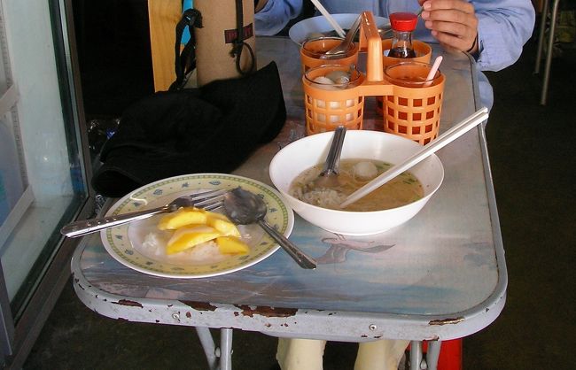 ハーフパンツに履き替え、上はＴシャツ一枚になって、外に出た。Montri Hotel近くの食堂でランチ。クイッティオナーム（米麺スープ）の他にマンゴーライスを食べた。ご飯の上にマンゴーが載っていて、砂糖をかけて食べたるのだけど、これが意外と美味しかった。<br />