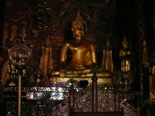 「ワット・チェンマン」はラーナータイ王国を建国したメンライ王が、1296年に建立したチェンマイ最古の由緒ある寺だ。靴をぬぎお堂に入ったが、シーンと静まりかえった涼しいお堂にいたのは私たち2人だけ。仏を手を合わせた後、足を伸ばしてくつろいでいると、昼ごはんの後ということもあり、ウトウトしてきた。<br />