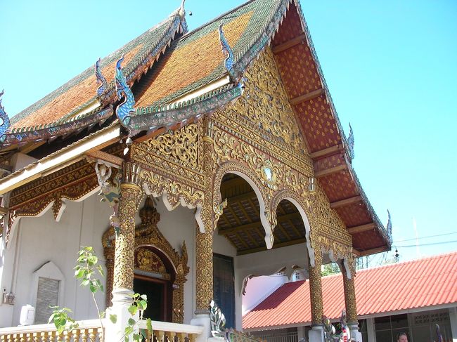 「ワット・チェンマン」に行くことにした。地図で位置を確認しているので方向はあっているようだが、なかなか着かない。日差しは強いし気温も上昇してきた。６人ほどの人に道を尋ねて、やっと「ワットチェンマンはこちら」の看板を発見した時はほっとした。<br />