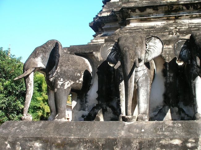 数年後に行くことになった、インド・エローラのカイラ・サナータ寺院と様式と通じる。