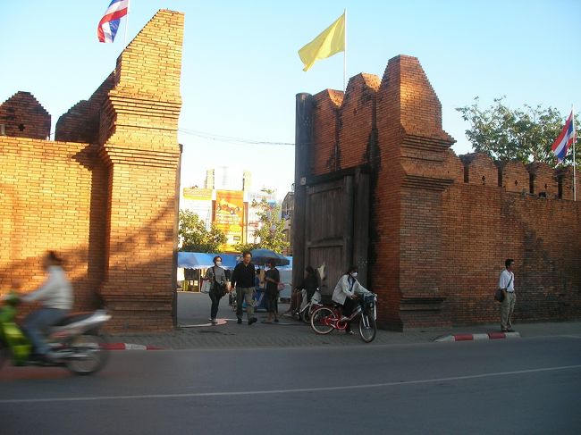 ■5日目(12/28)<br /><br />今日はチェンマイに移動する。昨日メーサイから帰った時にバスターミナルで、８時発のVIPバス(245B)を予約しておいた。バスはシートが豪華で、席の間が広く空けられていてまさにVIPバスだ。来たときよりも30分速く３時間でチェンマイに着いた。<br />今日の宿は、ターベ門近くの「D.N guesthouse」にするつもりだ。このホテルは、昨日まで泊まっていた「tourist inn G.H」に置いてあった旅人のノートをチェックしていて、見つけたホテルだ。「綺麗で手頃な値段のＧＨ」と記されていた。あわせて、オールドシティーの東にあるターベ門は、どこかに移動する際もわかりやすい目印になる。<br />バスターミナルからソンテウ(30B)で向かったが、下車した近くにはターベ門が見えない。地図を広げて確認すると、ここはピン川にかかるナワラット橋の近くだった。ターベ門までまだ500m程ある。降りがけに、同乗の客が進行方向を指さして「ターベ」と言っていたのを思い出した。ソンテウはオールドシティに行かないルートを走る車だったようだ。乗るとき「ターベ」を強調したものだがらターベ通りと思われたのかも知れないなあ。「オールドシティ」と言えば良かった。<br />ターベ門は、スリランカのゴールのような巨大な門を想像していたが、意外とこぢんまりした煉瓦造りのものだった。