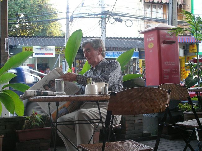 帰りはターベ門で降りて、Montri Hotelのテラスでチェンマイコーヒーを飲んだ。<br />斜め前で欧米の老齢の紳士が、虫眼鏡を片手に熱心に新聞に目を通していた。・・避寒でここに来て、昼寝をしたり、読書したり、あるいは何もしないということを楽しむような、そんな旅行、滞在があってもよいなあ・・と思った。<br />