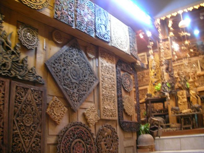 最も印象に残ったのが、バザールビル内の木彫の店に展示されていた木彫だ。作品のの完成度・精緻さは見事で、言葉を失うほどだった。<br />ノーフォトの張り紙を無視し、監視員の目を避けて1枚だけ撮った(けれど、ぶれてしまった)。<br />