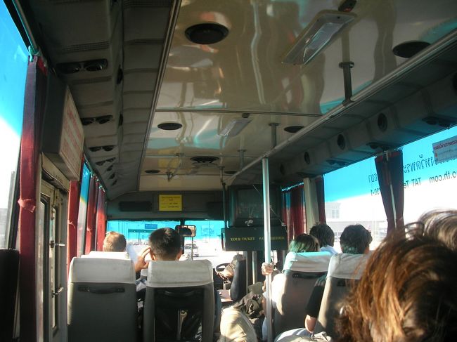 ■6日目(12/29)<br /><br /> 今日はバンコクに移動する日。５時すぎに起きた。朝食は機内サービスですますことにして何も食べないで外に出た。ターベ門前でトゥクトゥク(80B)を拾い空港に向かった。<br />タイ航空のチェックインカウンターに並んだのが6:50だった。私たちのチケットはTG922/8:25発だったが、対応してくれた係が、「７時発に変更出来ますが、いかがですか?。」と勧めてくれた。願ってもない提案で、待ち時間なしで搭乗することになった。<br />そして、１時間後の８時にドンムアン空港に降り立った。国内線から外に出ると、エアポートバスの乗り場がそこにあったので、チケット(100B)を買い、ほどなく来たカオサン行きのバスA2に乗りこんだ。バスの中はすべて欧米の若者だった。<br />