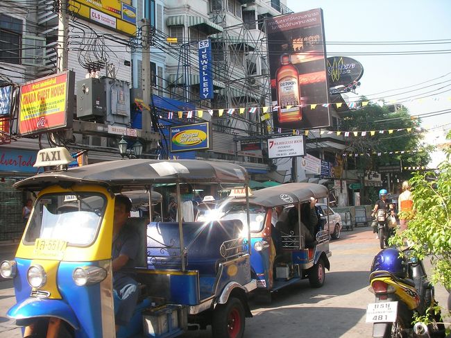 宿は目星をつけておいたプラ・アーチット通りのG.Hをあたることにした。<br />カオサンロード沿いよりも、ワット・チャナソンクラム（ワッチャナ）近くのこちらの通りの方が、静かで良質のG.Hがあるとの情報を得ていたものだから。安眠を妨げる騒音は避けられるものなら避けたい。2つのG.Hをチェックし、3つ目に入った「Four Sons Place G.H」が700Bの部屋を20％ディスカウントし540Bと申し出てくれた。鍵を預かって指定された３階の部屋をチェックしたら、広い部屋で、テレビもベランダも付いているので、ここにした。<br /><br />カオサン通りを歩いた。なんという無国籍なエリアだろう。リゾートビーチ近くの繁華街にいるような感じだ。欧米の若者たちがオープンエアーのレストランのベンチに腰掛けて、ハイネケンやシンハをラッパ飲みしている。CD屋から大音響のラップが流れてくる。日本の女の子がすだれのように垂れ下がる三つ編みをしてもらっている。Ｔシャツ屋や土産屋が軒を連ねている。<br />日本人が経営している旅行社もあり、ここからタイ国内はもちろんのこと世界のどこにでも行ける。英語が出来なくてもなんとかなる。旅行者の利便性を追及するとこういう街ができあがるのだろう。<br />