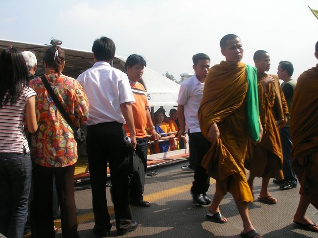 「シリラート病院ミュジアム」に行くことにした。<br />プラチャーン船着場にむけて歩き始めた。この船着場から対岸のワンラン船着き場に渡って病院に行く方法が一番安上がりだし、もっとも早くたどり着く方法であることも事前に調べておいた。しかし地図の上では近そうな船着場であっても、土地感がないものだから、チァオプラヤー川にさえなかなか行き着かない。<br /><br />強い日差しが体を焼き、汗が吹き出してきたので、通りかかったトゥクトゥクに乗りこんだ。トゥクトゥクは方向転換をし、歩いてきた道を戻り始めた。おそらく迂回し橋を渡って直接病院に連れて行こうとしたのだろう。こうなれば、乗り続けようと思ったが、ドライバーが車を路肩に止めて・・以下のような会話をかわすことになった。「旦那、いくら払ってくれるんだい?」「20Bではどう?」「おい何言っているんだ。ここから病院まではかなり遠いぜ。20Bで行ける訳がないではないか。地図持っているかい。」「うん持ってる」「見せてみな。この病院に行くにはこの船着きに行くのが一番良いんだ。早いしベリーチープだぜ。」「それは知っているが、で、そこまでじゃいくらなんだい。」「一人50Ｂ、2人で100Ｂだ」「安くしろよ」「だめだ・・・」・・ここで降りてしまえばよかったのだけど、もうめんどくさくなってOKした。体力を温存していればこんなことにならなかったなあ・・。<br /><br />※2008年にも、息子たちととも再訪したのだけど、この時はカオサンから、何ら問題もなく船着き場まで、歩いて行けた。<br /><br />プラチャーン船着場(3B)からワンラン船着場にわたった。