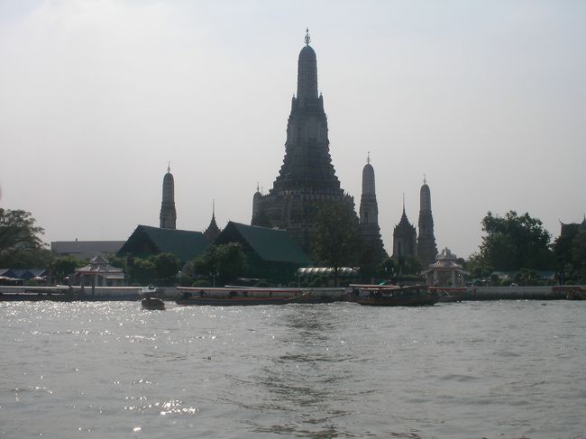 「ジョールイス人形劇場」で「フアラコーンレック（伝統的人形劇）」を観たいと思っていたので、最寄りの地下鉄「ルンピニー公園」駅に向かうことにした。<br />ドンムアン空港でもらってきた地図付きの観光案内を参考に・・「ワンラン船着場」→(チャオプラヤーエキスプレス乗船11B)→「リバーシティー船着場」→(歩いて)→「ホアラポーン駅」→(地下鉄18B)→「ルンピニー公園」・・と経路を描いた。<br />「リバーシティー船着場」から「ホアラポーン駅」まで30分ほど歩いただろうか。・・チャイナタウンエリヤのオーラが、少しは気を紛らわせてくれたが、通行人に道を尋ね尋ね、ホアラポーン駅に着いた時は疲れ果ててしまった。  ※参考にした観光案内図は、概念図で正確ではないことを理解した。<br /><br />※船上より眺めた「ワット・アルン」