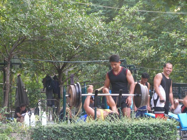 早速人形劇場(300B)に行き、席を予約したあとルンビニ公園で休んだ。豊かな緑、木立、大きな池が心身を慰めてくれる。遊歩道をジョギングしている中高年の人たちがいる、水際で語らっている恋人たちがいる、そして一画ではマッチョの男たちがウェートトレーニングに励んでいた。<br />靴を脱いでベンチに横になった。妻はすぐに熟睡モードに入ったようで、瞬く間に反応しなくなった。よく食べよく寝る。<br />