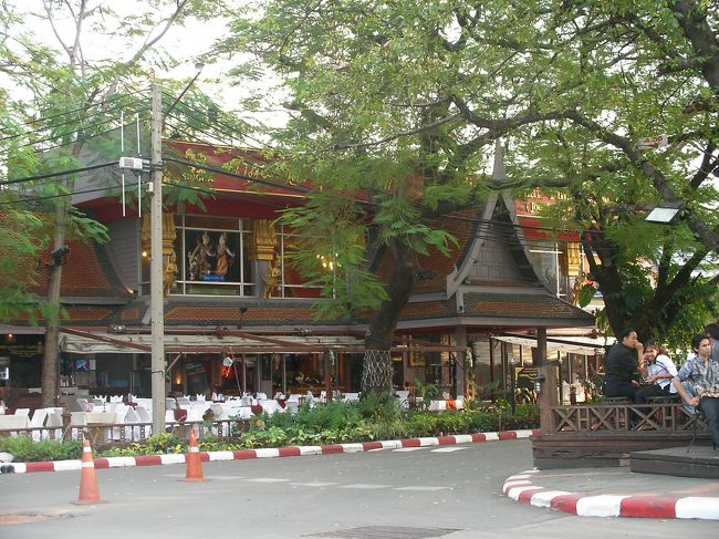 ７時すぎジョールイス人形劇場に入場した。開幕は7:30だったが、30分前には着席するように案内されていた。<br />