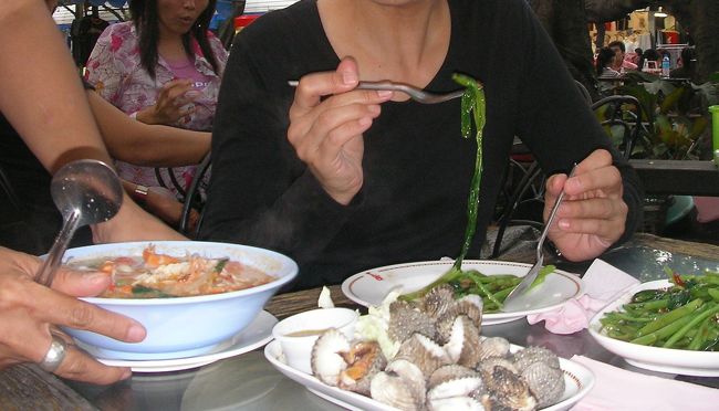 貝の焼き物は香ばしくて美味しい。貝が苦手な妻には回さず全部一人で平らげた。<br />