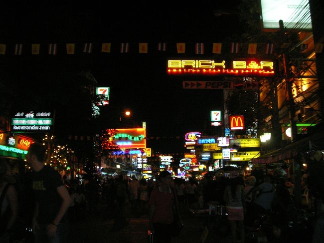 帰りはタクシー(60B)を拾った。カオサンまで車を走らせている間、ドライバーは、ビニール袋に入ったご飯、それに別の袋に入ったおかずにかぶりついていた。<br /><br />ＧＨで休憩するためにもどる道すがら、エアポートバスの看板を見つけたので、早速、明日の朝６時を予約しておいた。<br /><br />夜はカオサンロードに面したオープンエアーのレストランで。テーブルは欧米観光客に埋め尽くされていたが、頼んだ料理はどちらかというとはずれ。洋風に懐柔されたタイ料理で、量は多いものの味にインパクトがない。ラストナイトを飾るにしては物足りなかったが、楽しかったタイ旅行を反芻しつつ飲んだハイネケンは美味しかったので、許すとしよう。<br /><br />■8日目(12/31)<br /><br />エアポートバス（ミニバン・８０Ｂ）は、定刻６時スタートし、何軒かのＧＨによって客をピックアップし、７時前には空港に着いた。<br /><br />チェックインの後、セキュリティーチェックに向かったが、呼び止められた。500Bの空港使用チケットを買えという。 使用料は航空券に含まれているではないかと思っていたので、軽食用のバーツ程度しか所持していなかった。早速念入りに計算して必要な「円」をはじき出しバーツに両替した。<br /><br />JL728便は9:05にフライトし、関空16:10に着いた。<br />