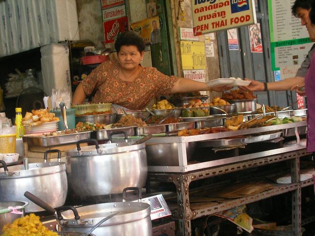 カオサンロードと並行した横の通りの屋台でランチ。