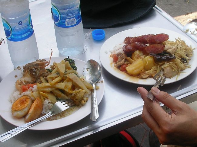 筍炒めのぶっかけをメインに、エビや卵も乗せてもらった。具を指さすだけで良いからオーダーも簡単至極だ。私は、量が多くて食べ残したが、妻は見事に米粒一つ残さず完食した。この人の胃袋の強さにはいつも敬服する。<br />