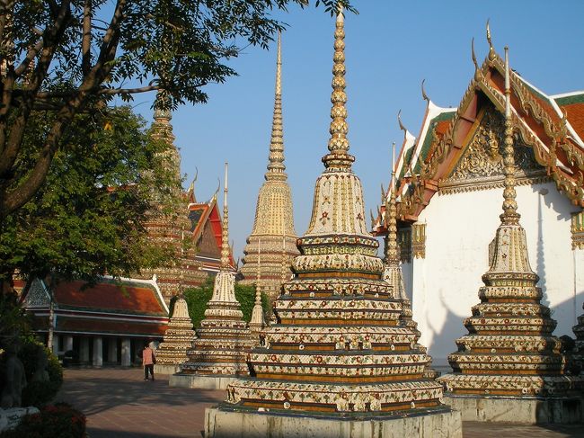 ■7日目(12/30)<br /><br /> 朝８時前にG.Hを出て、「ワット・ポー」でマッサージをしてもらうことにした。タクシー(29B)を降り、大寝釈迦仏側でない所から、たまたま中に入ったのだれど、朝早いためか、あるいは入場料がいらないエリアなのか、ノーチェックで本堂の本尊に対面した。
