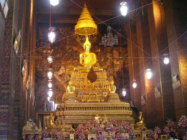 本堂の中は、読経をささげる僧侶のみで、全く観光客には会わなかった。<br />