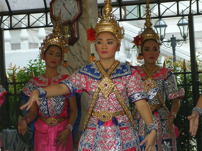 この交差点に、願いごとがよくかなうと言われる「エラワン祠」がある。願かけ、成就感謝のために舞踊が奉納されるところで、今日も大変な賑わいだった。 <br /><br />※「エラワン祠」の近くで、2015年8月17日夜に爆破事件が発生し、20人が死亡、125人が負傷した。<br />