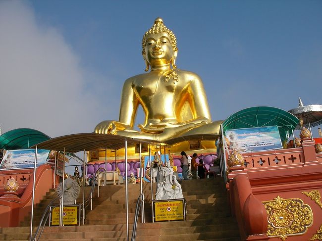 ソンテウが停まった所は、金ぴかの大仏像が鎮座している所だった。