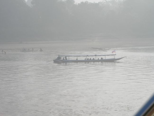 メコン川まで歩いた。朝霧にかすんだメコン川の流れをずっと眺め続けた。対岸にラオスが見える。