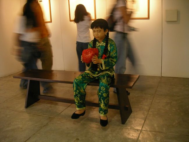 出口は別棟の建物側にあった。「ドライバーがいるのか」と入口で聞かれた理由がそれでわかった。「車は別の建物の方に回せ。」と言いたかったのだ。<br />