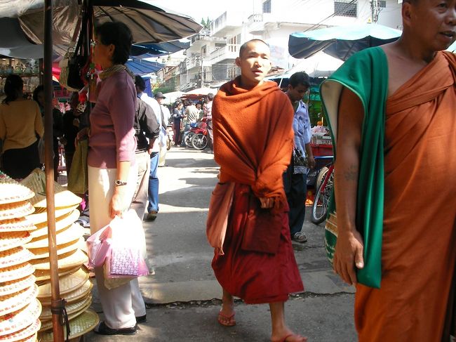 僧たちもお買い物・・・。<br />