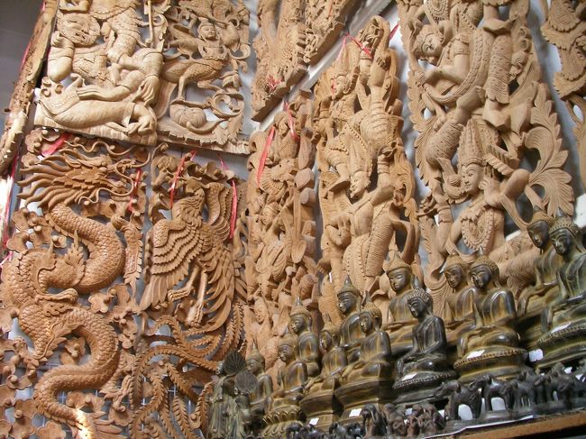 ふたたび土産物屋のバザールにもどった。<br />一枚のラーマヤーマ物語のレリーフ(横20㎝たて60㎝、厚さ3㎝)が目にとまった。おそらく数年間、壁の定位置にあったと思われ、埃にまみれ哀れな状態だったが、構成もイイし顔立ちも気に入った。<br />初めは1200B(4000円)と言われたが、他の類似店でチェックして再度値段交渉し、800B(2700円)で買った。帰国してウエスで丁寧に磨くと美しい木目が際だち、大変気に入っている。<br />