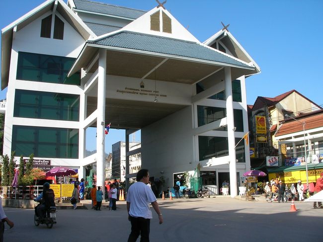 時間は10:50。ここからメーサイに抜ける予定だったが、そこまでの足はどうするか全く見通しがなかった。<br />そして、閃くものがあった!!。<br />朝のことに思い至ったのだ。チェンセーンでソンテウのドライバーが、「11時」と黒板に書いていたのを思い出した。だとすればここには11時半頃に来るのではないか・・・。<br />博物館の守衛に「ソンテウは来るのか」聞くと、頷いてくれた。時間が近づいてくると、道路際まで行って、車が現れるのを確認してくれた。ほぼ、読み通りの30分頃、ソンテウが来た。停留所がここにある訳ではないが、手をあげると停車した。「メーサイ」と言うと、女性のドライバーが「乗れ」と言う。うん、まずは一安心だ。<br />ソンテウ(35B)の後部に座った。<br />爽やかな風が吹き込み、のどかな田園風景が流れて去っていく。ウトウトしてくる。学校の前で突然止まった。ドライバーが降りて、女の子に合図を送っている。娘なのだろうか?、助手席に座らせて発車した。大きな荷物を積んだ客が降りる時には、家の敷地内にも車を入れていた。小回りもきくし、融通もきく、ソンテウは便利な乗り物だ。<br /><br />途中警察検問があったが、我々はノーチェック。他の４人の客は証明書を見せていた。メーサイに着いた。メインストリートはとても広く、向こうにイミグレーションの建物が見えた。<br /><br />