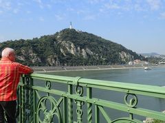 中央市場そばの自由橋から見た、ゲッレールトの丘。