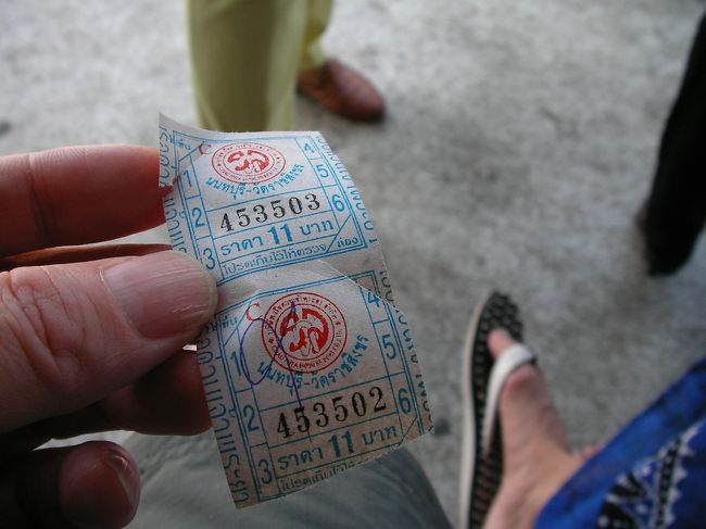 伊勢丹へは、ワットのすぐ近くにあるターティアン船着場(11B)より、サートーン船着場まで船で行き、接続しているサバーンタークシン駅からBTR線(25B)でラーチャダムリ駅まで出るコースで、出かけた。<br />船着場周辺も大変な混雑だった。客引きの数も多いし、チャーターボートがひっきりなしに接岸していく。<br /> <br />※乗船券は、巻紙状になっていて、竹筒状のケースから切り分けられて後、ケース開口部を使って四隅に切り込みが入る。<br />