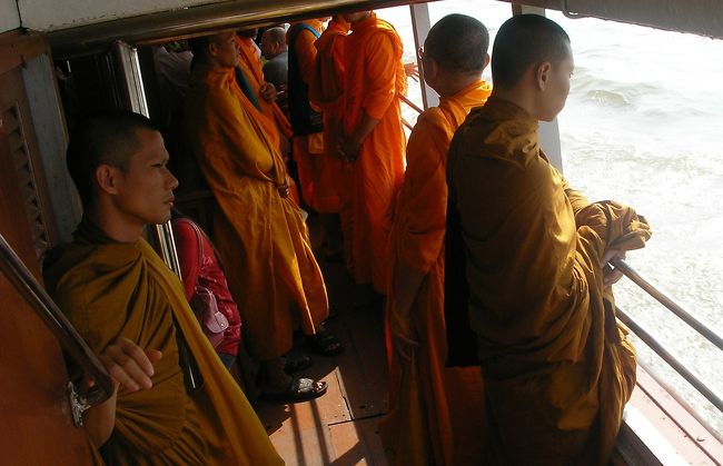 チャオプラヤーエキスプレスは大入りで、オレンジの袈裟を着た僧や欧米の観光客でごったかえしていた。30分程の船旅だったが、川面を走る風は爽やかで、チャオプラヤークルーズはなかなか捨てた物ではない。<br />