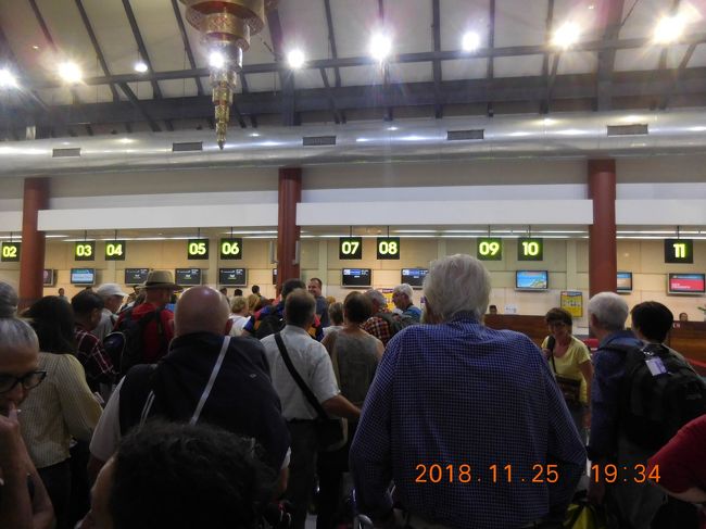 窓口が開くとチェックインカウンターに大勢の人が押し寄せて、すぐさま長蛇の列が！<br />よくよく見ると、4つあるはずの窓口のうち2つしか稼働してない・・・。お陰で30分くらい待ってようやくチェックインできました。