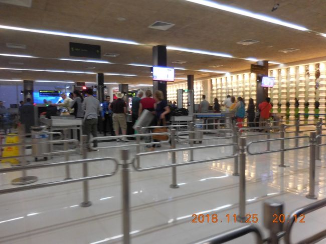 手荷物検査はすんなり通過。